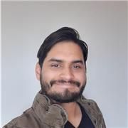 Profesor de música imparte clases a niños y jóvenes